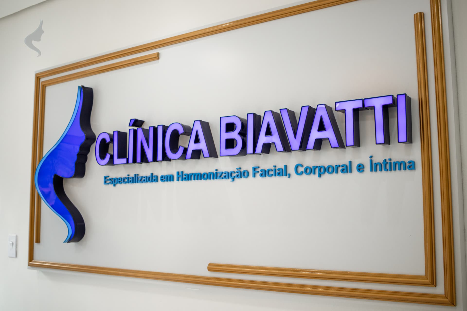 Recepção da Clínica Biavatti Vila Mariana com letreiro da marca
